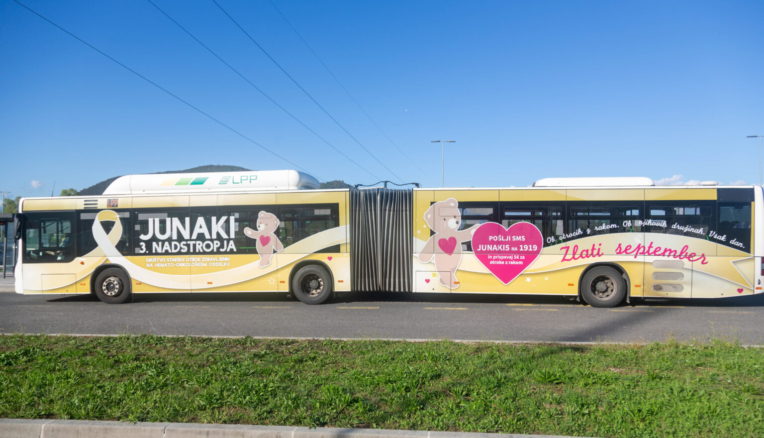 Oglaševanje na avtobusih – zlati avtobus Junakov 3. nadstropja