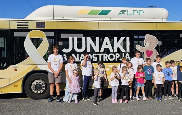 Oglaševanje na avtobusih – zlati avtobus Junakov 3. nadstropja