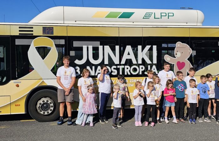 Oglaševanje na avtobusih – zlati avtobus Junakov 3. nadstropja