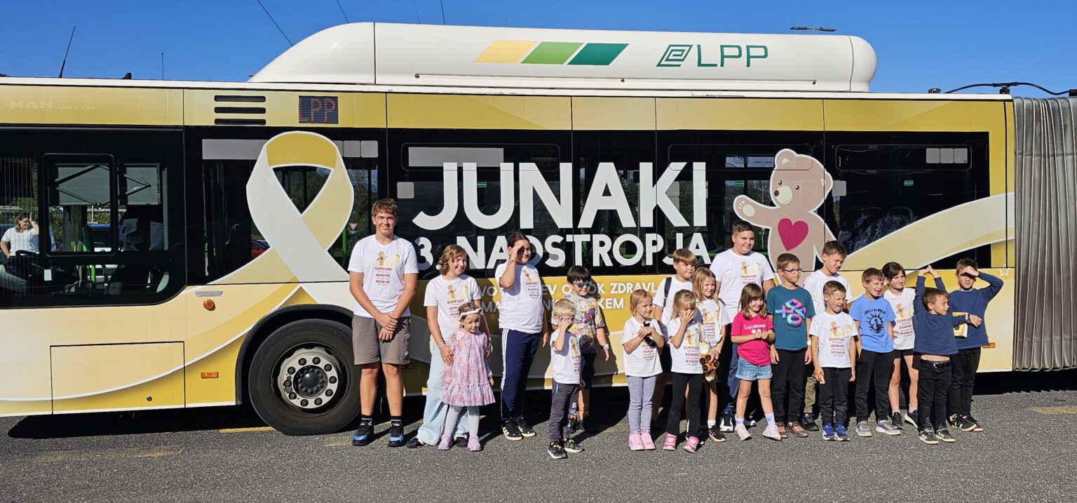 Oglaševanje na avtobusih – zlati avtobus Junakov 3. nadstropja